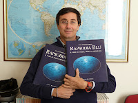 Un inno al mare, una RAPSODIA che non si ascolta, ma si legge tutto d'un fiato e si sfoglia mille volte