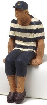 Marinaio seduto maglia a righe in ceramica dipinto a mano