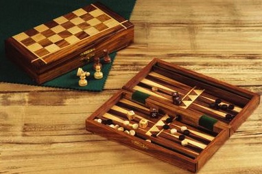 Scacchi e back gammon in scatola di legno