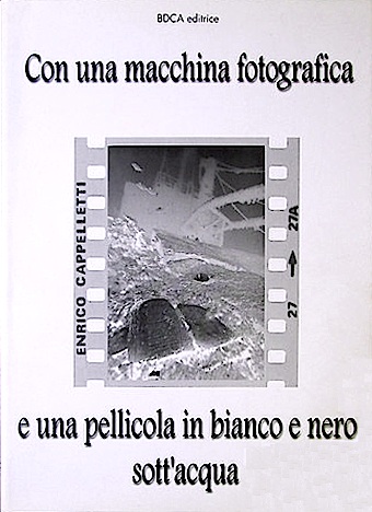 Con una macchina fotografica e una pellicola in bianco nero sott'acqua