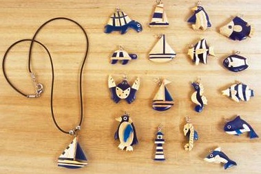 Collanina in caucciu e vari soggetti marini legno e plastica