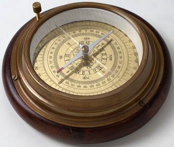 Bussola da tavolo in ottone con base in legno