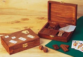 Scatola in legno con giochi da tavolo