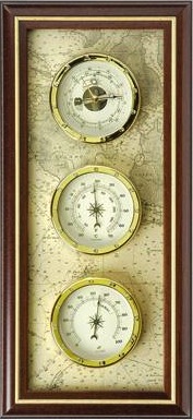 Stazione barometrica in ottone su tavola di legno sfondo carta nautica