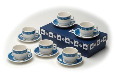 6 tazze con piattini decorate con pesci colorati