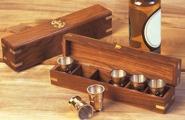 Set del Rum con 6 bicchierini in metallo ottonato in scatola di legno