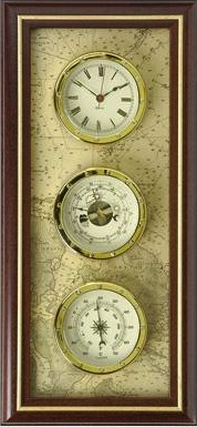 Stazione barometrica in ottone su tavola di legno sfondo carta nautica